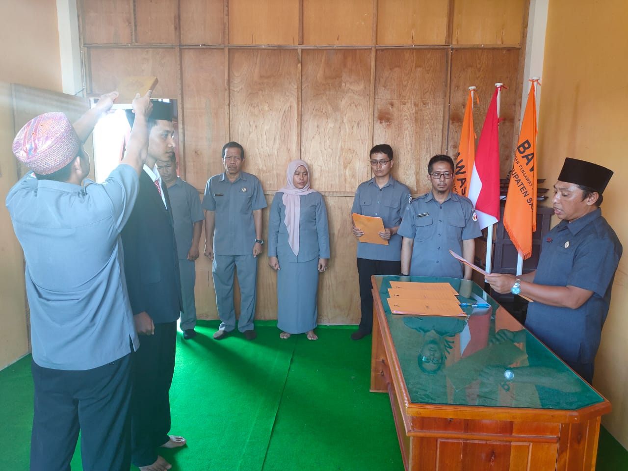 Bawaslu Sambas Lantik PAW Panwaslucam Paloh