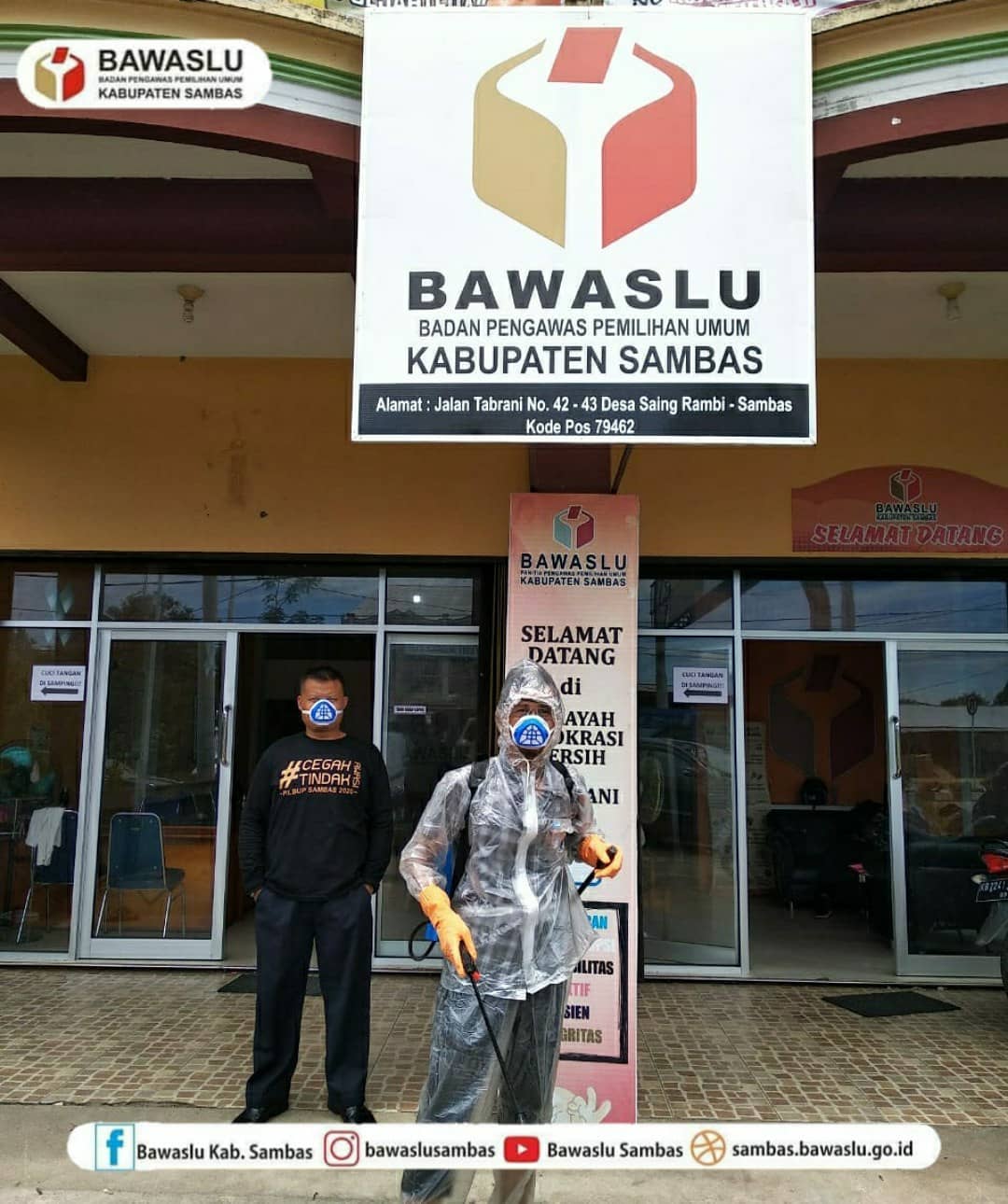 Cegah Covid-19, Bawaslu Sambas Lakukan Penyemprotan Disinfektan