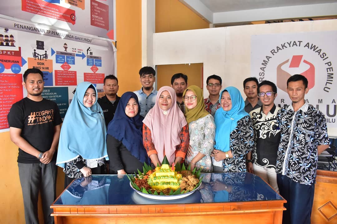 HUT Ke-1 Tahun, Bawaslu Kab. Sambas Gelar Syukuran Di Kantor Bawaslu