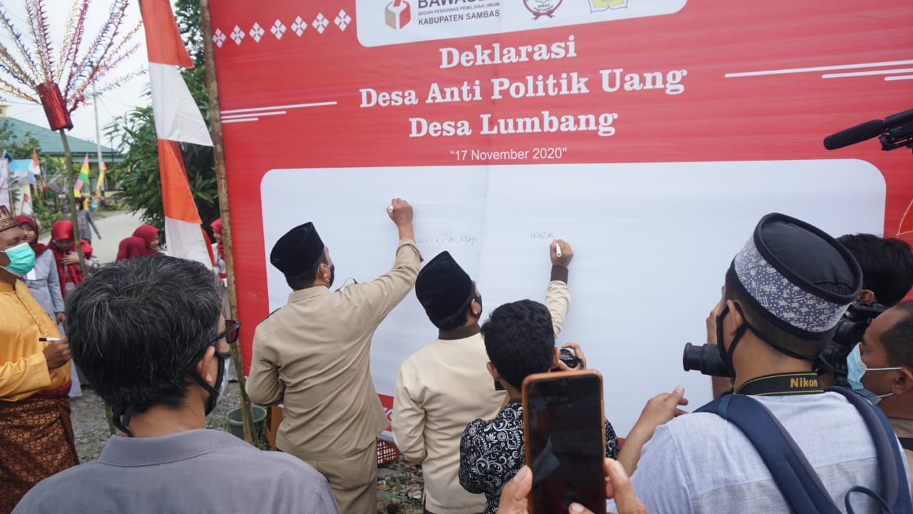 Ikmas Pontianak dan IMADL Desa Lumbang Bekerjasama Dengan Bawaslu Kab. Sambas Menyelenggarakan "Deklarasi Desa Anti Politik Uang"