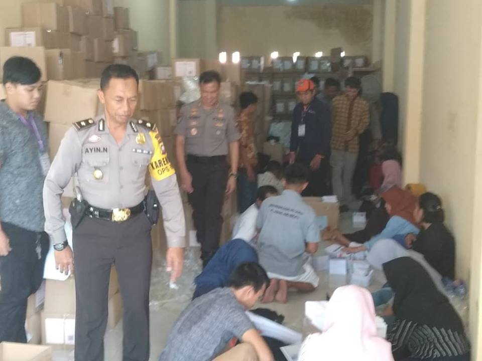 Kegiatan Pelipatan Dan Penyortiran Surat Suara Pemilu 2019