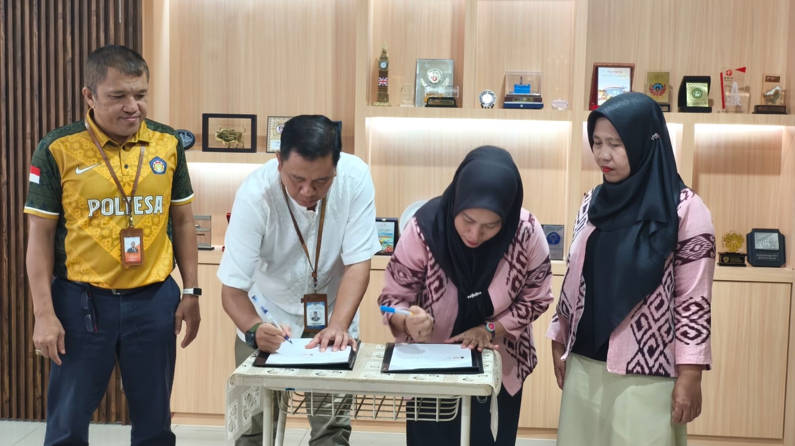 Ketua Bawaslu Sambas Dan Direktur POLTESA menandatangani MoU