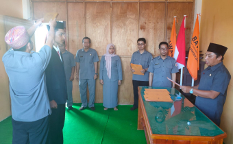Bawaslu Sambas Lantik PAW Panwaslucam Paloh
