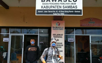Cegah Covid-19, Bawaslu Sambas Lakukan Penyemprotan Disinfektan