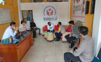 Kapolres Sambas Melakukan Kunjungan di Sekretariat Bawaslu Sambas