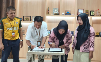 Ketua Bawaslu Sambas Dan Direktur POLTESA menandatangani MoU